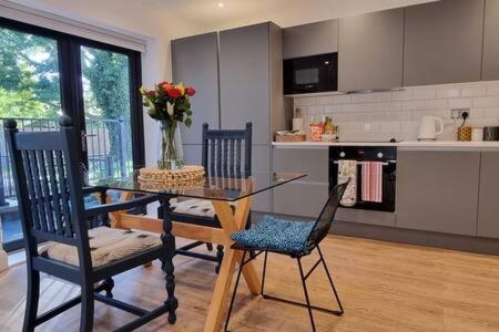 Beautiful Apartment Overlooking A Garden London Exterior photo